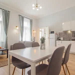 Isabella With Ac Apartment