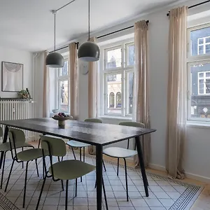 fantastic-duplex-apartment-in-the-neighborhood-of-nyhavn.copenhagenhotelselect.com/